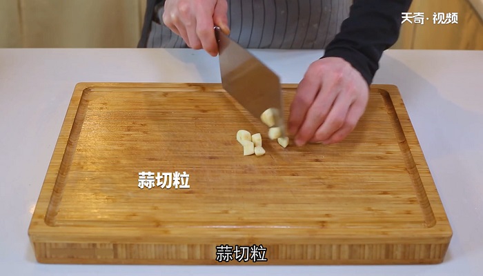 腐竹焖草鱼做法步骤：3