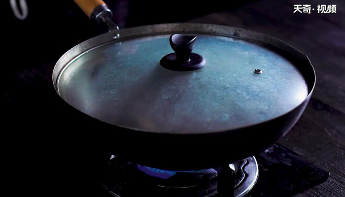 油豆腐焖五花肉做法步骤：5