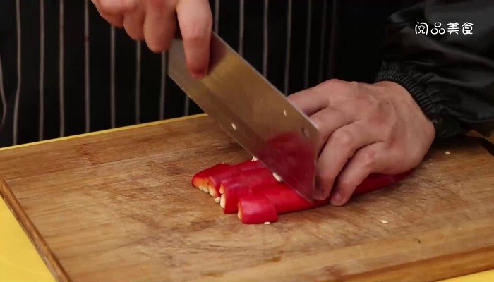 广式三杯鸡做法步骤：4