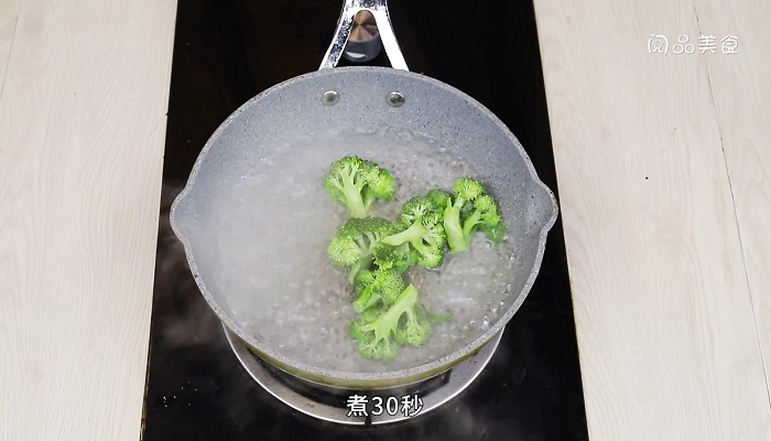 蒜香花生米做法步骤：2