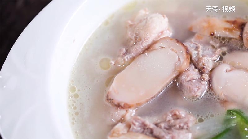 松茸炖鸡做法步骤：7