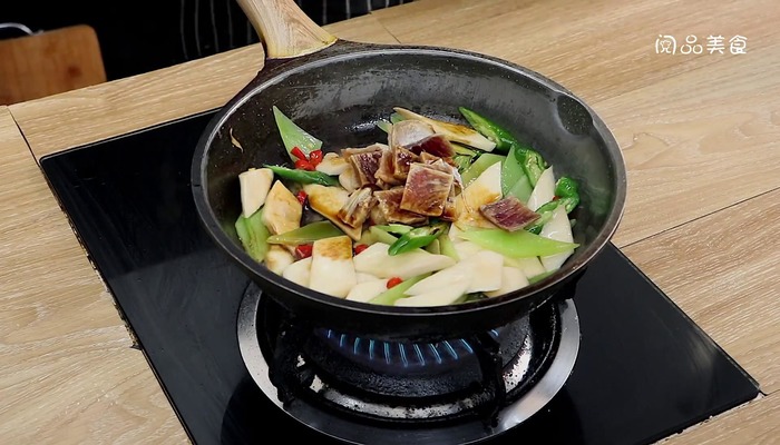 金华火腿炒莴笋鸡腿菇做法步骤：9