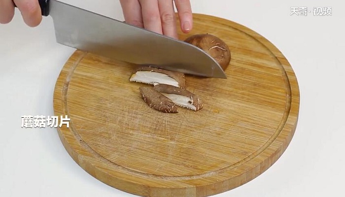 奶油蘑菇浓汤做法步骤：4