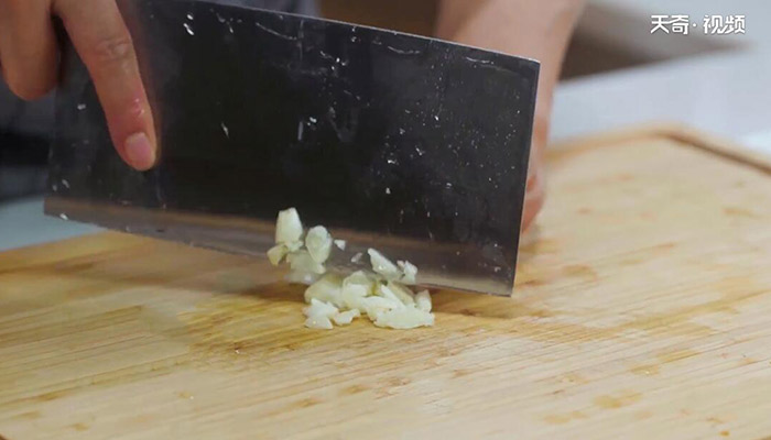 芹菜牛肉粒做法步骤：7