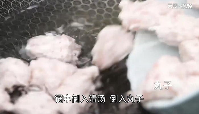 汆乌鱼丸子做法步骤：8