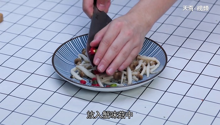 双椒拌蘑菇做法步骤：5