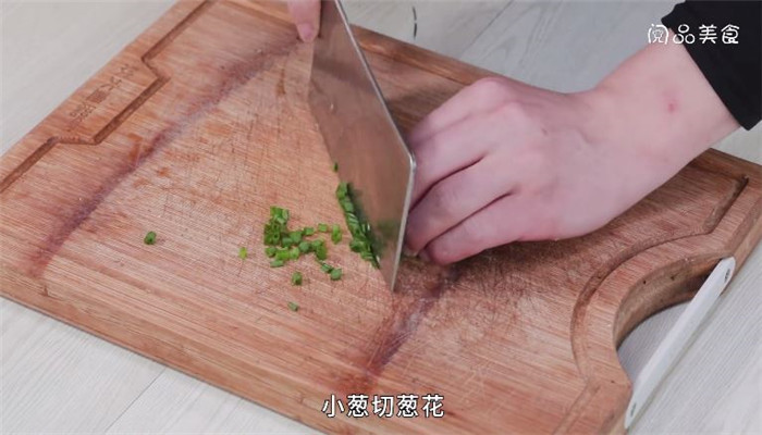 木耳炒黑墨鱼做法步骤：4