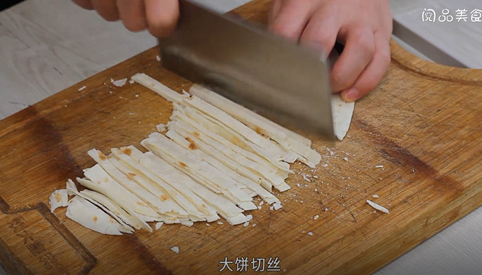 圆白菜焖饼条做法步骤：3