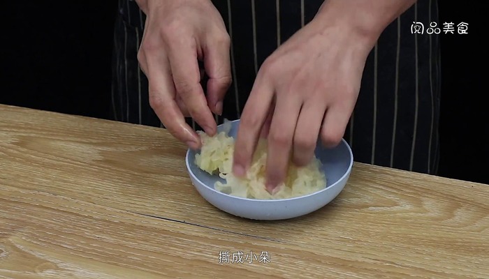 莲子银耳煮桃胶做法步骤：3