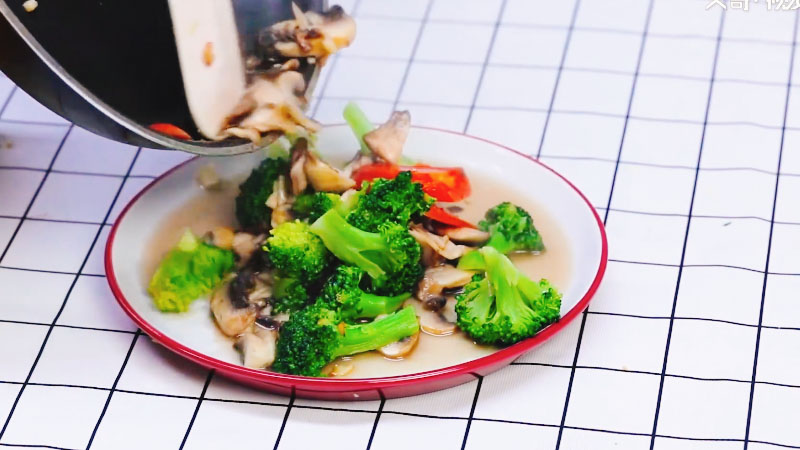 西兰花炒蘑菇