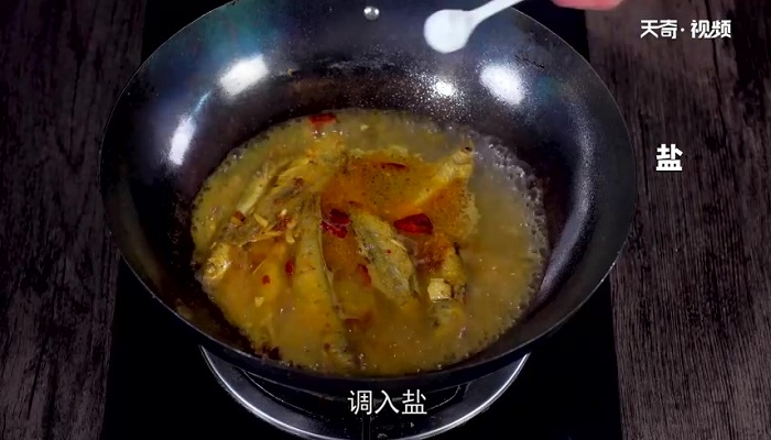 炖小鱼贴饼子做法步骤：9