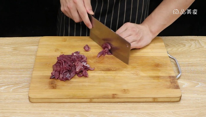 黑椒炒牛柳做法步骤：2