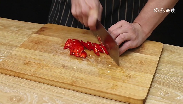 双椒炒小鱼仔做法步骤：6