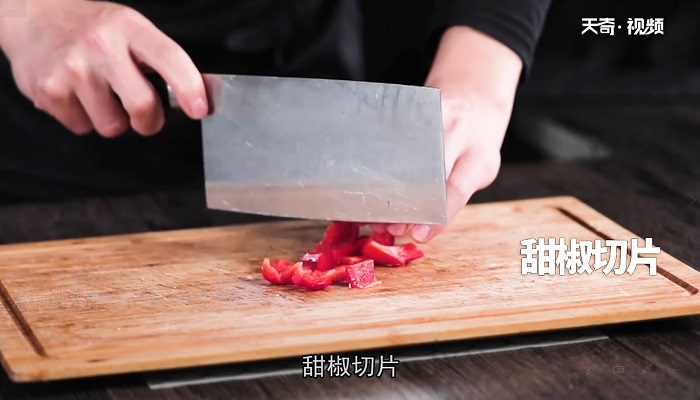 嫩藕炒鸡丁做法步骤：4