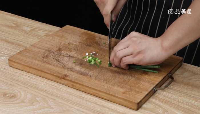 西葫芦炒麻花做法步骤：6