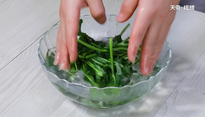 银鱼汤做法步骤：4