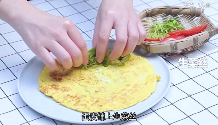 虾仁红椒蛋卷做法步骤：7