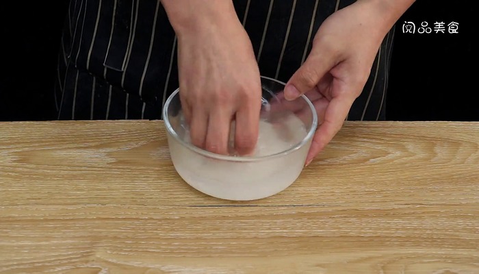 百合粥做法步骤：4