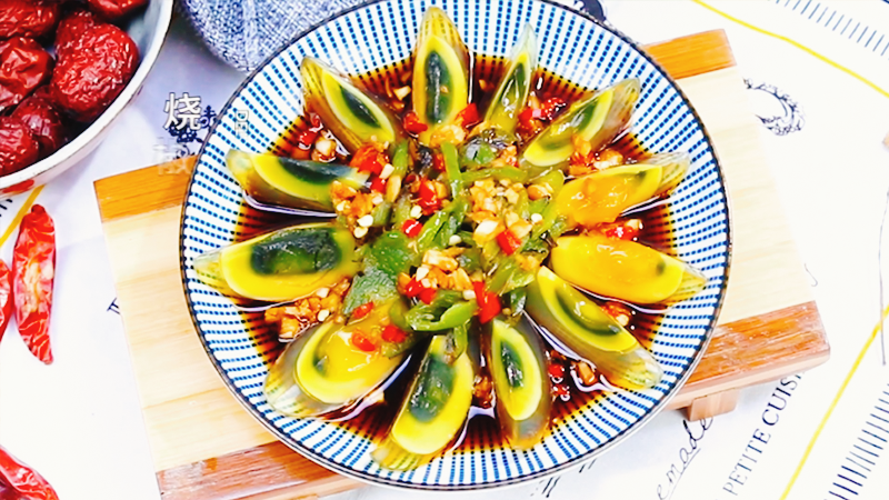 烧椒皮蛋做法步骤：10