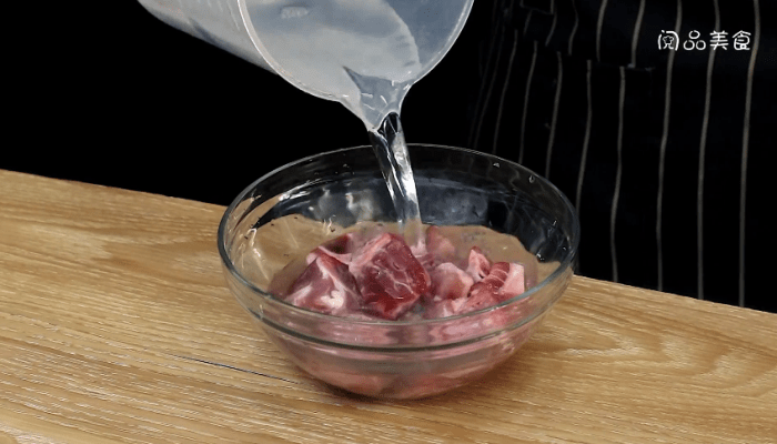 芋头蒸排骨做法步骤：2