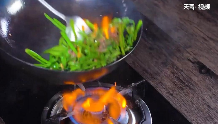 虾酱炒空心菜做法步骤：6