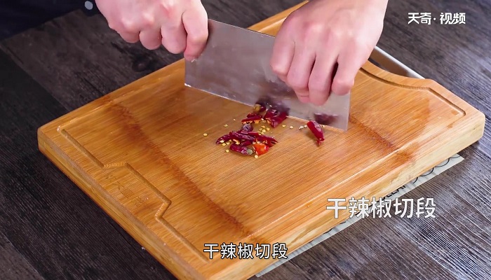 田螺鸭脚煲做法步骤：3