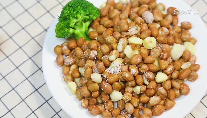 蒜香花生米做法步骤：5