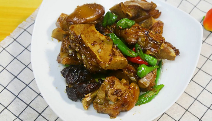 青椒炒猪蹄做法步骤：6