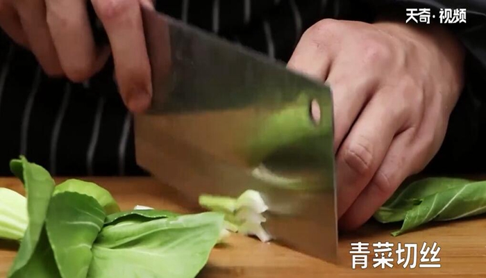 汆乌鱼丸子做法步骤：2