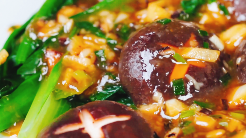 浇汁香菇油麦菜做法步骤：9