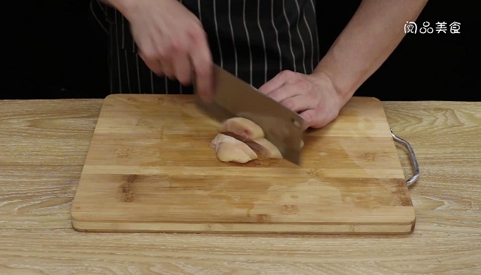 苹果鸡丁做法步骤：2