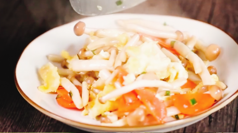 蟹味菇胡萝卜炒蛋