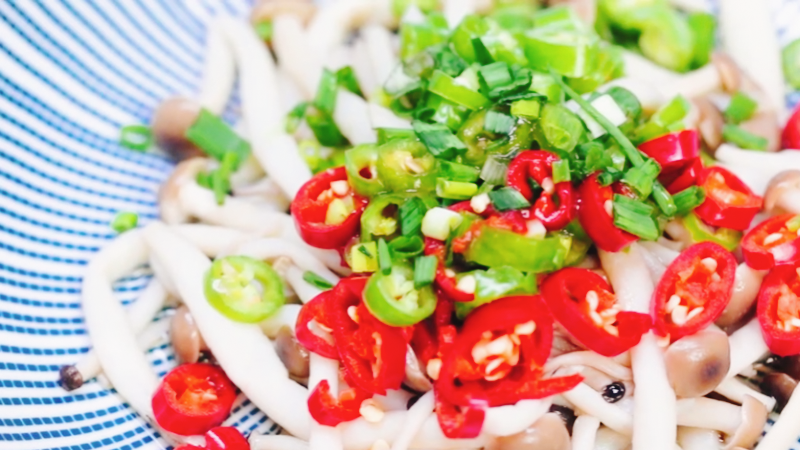 双椒拌蘑菇做法步骤：6