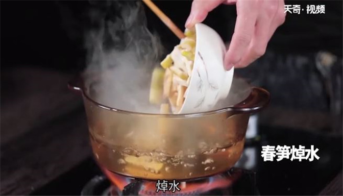 酸菜炒春笋做法步骤：3