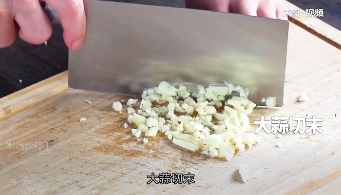 嫩藕炒鸡丁做法步骤：6