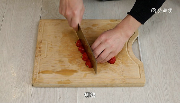 草莓芒果奶昔做法步骤：3