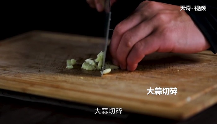 葱香霸王兔丁做法步骤：4