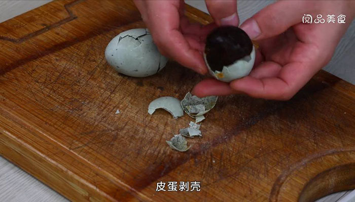 烧椒皮蛋拌茄子做法步骤：2
