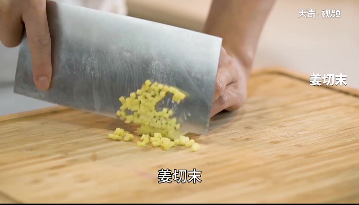 椒盐鱼条做法步骤：2