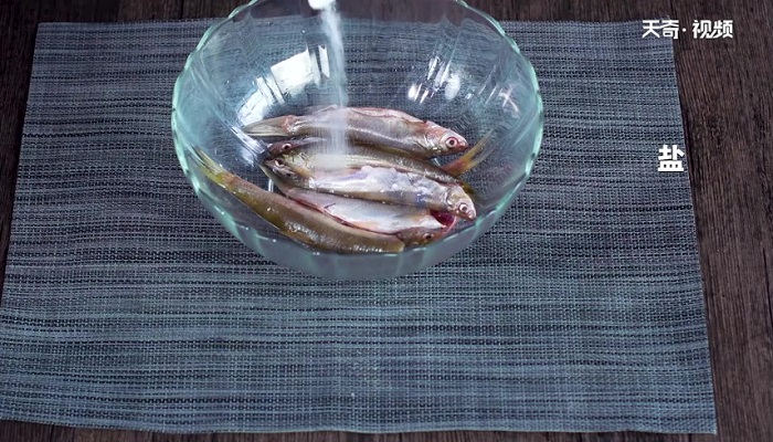 炖小鱼贴饼子做法步骤：3