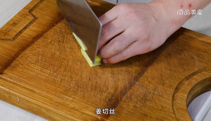 鲫鱼烧虾做法步骤：4