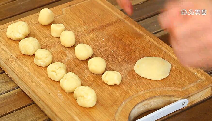 酥皮月饼做法步骤：15