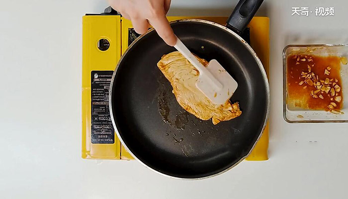 酸酸黑椒鸡胸肉做法步骤：5