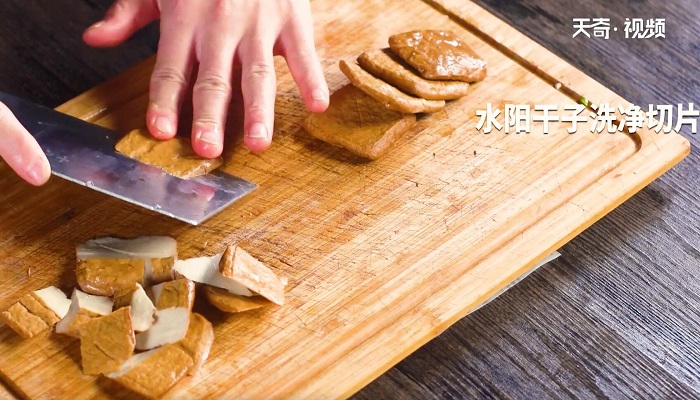 青椒炒水阳干子做法步骤：3