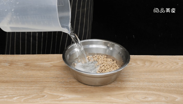 芹菜炒黄豆做法步骤：2