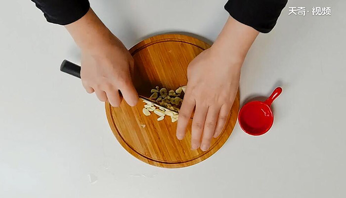 酸酸黑椒鸡胸肉做法步骤：2