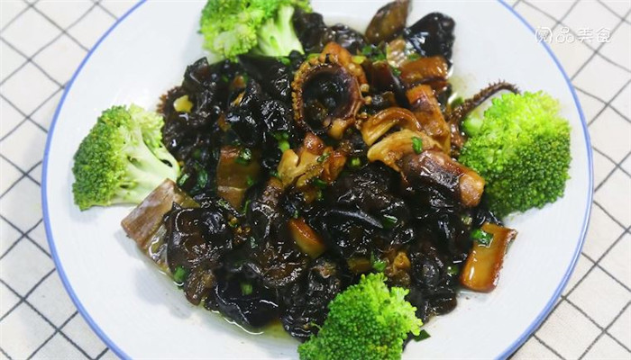 木耳炒黑墨鱼做法步骤：6