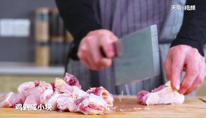 墨鱼炖鸡汤做法步骤：5