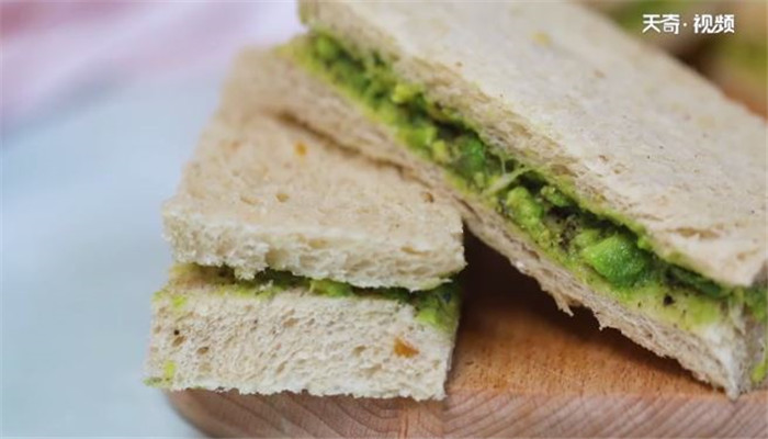 牛油果三明治做法步骤：6