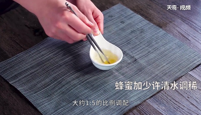 家庭版烤乳鸽做法步骤：4